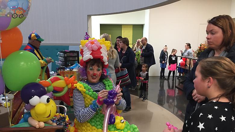  Clownsact met ballonartiest bij de Open Dag voor bezoekers 