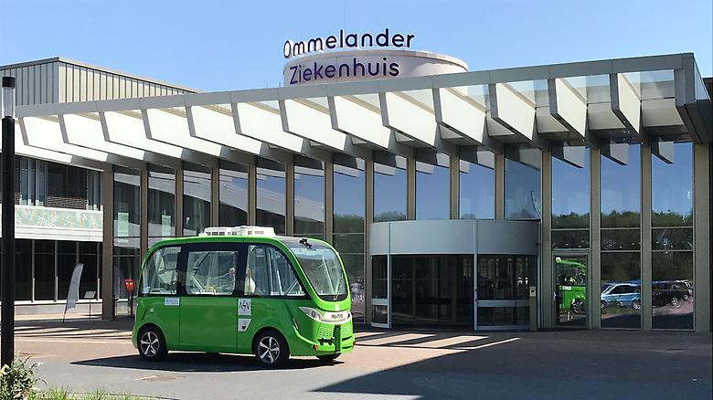 Zelfsturende shuttle voor hoofdingang van het Ommelander Ziekenhuis Groningen