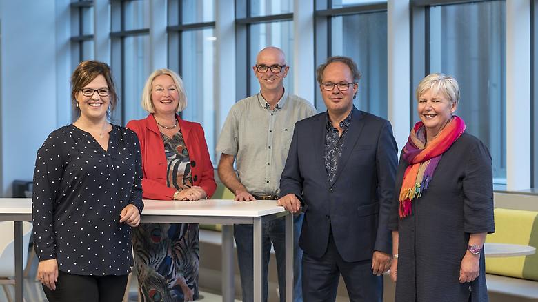 De bestuursleden van de Vrienden van het Ommelander Ziekenhuis staan in een hal van het Ommelander Groningen