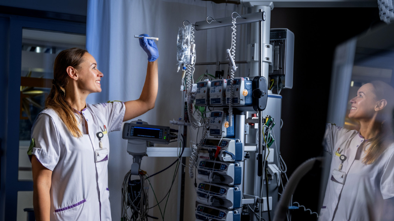  IC-verpleegkundige Eva Pieters staat op de Intensive Care van het Ommelander Ziekenhuis Groningen