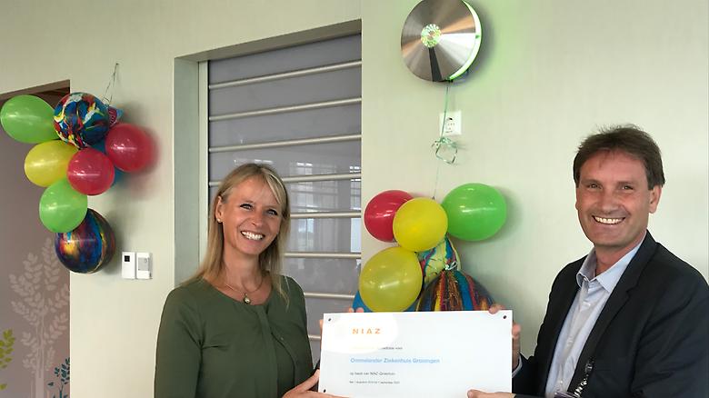  Directeur-bestuurder van NIAZ overhandigt certificaat aan Edwin Smit, lid Raad van Bestuur van het Ommelander Ziekenhuis Groningen 