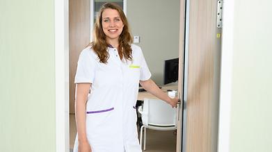  Plastisch chirurg Ilona Hospers staat in de deuropening van een spreekkamer in het Ommelander Ziekenhuis Groningen