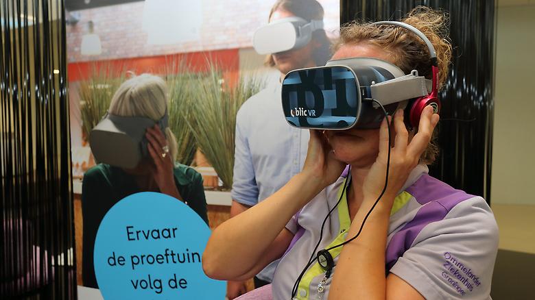  Medewerker van het Ommelander Ziekenhuis Groningen draagt een VR-bril en een koptelefoon