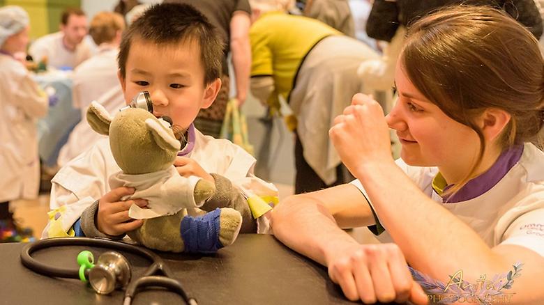 Co-assistent en leerling speelt met knuffel bij Teddy bear hospital