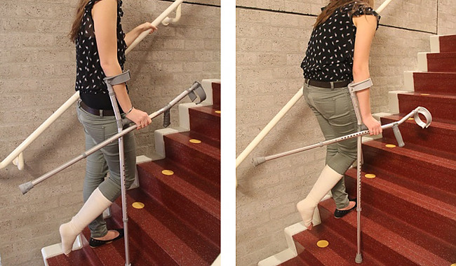 Foto. Op de foto: een vrouw die onbelast de trap oploopt met krukken