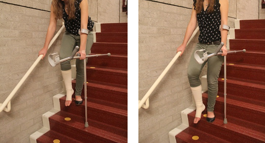 Foto. Op de foto: een vrouw die onbelast de trap afloopt met krukken