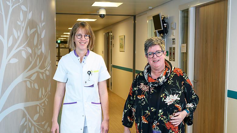  Hoofd AOA Aletta Meelker en internist en medisch coördinator AOA Dorien Joosten staan samen in een hal in het Ommelander Ziekenhuis Groningen