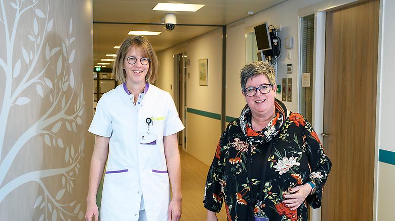 Hoofd AOA Aletta Meelker en internist en medisch coördinator AOA Dorien Joosten staan samen in een hal in het Ommelander Ziekenhuis Groningen