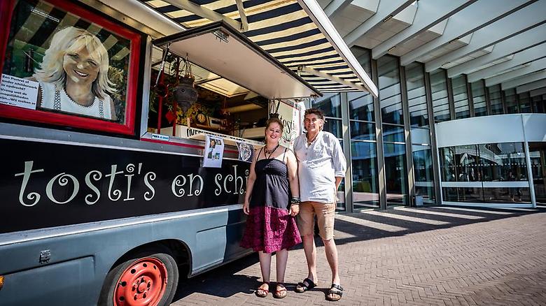 Paul en Renate Romijn met hun foodtruck op het terrein van het Ommelander Ziekenhuis Groningen
