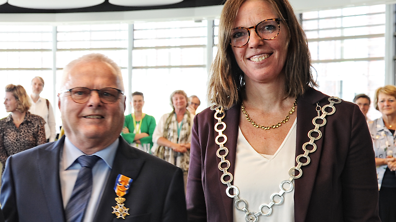 Albert Koeleman met burgemeester van gemeente Oldambt, Cora-Yfke Sikkema