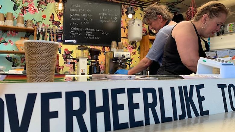 Paul en Renate die koffie aan het maken zijn in een foodtruck