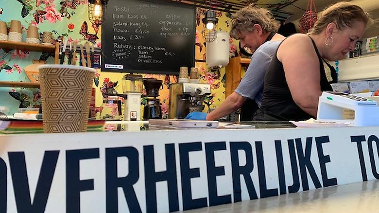  Paul en Renate die koffie aan het maken zijn in een foodtruck