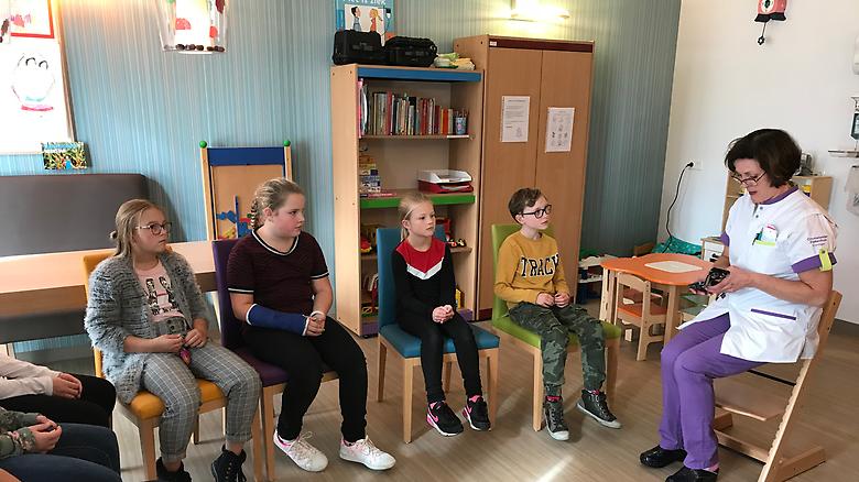  Pedagogisch medewerker Ankie van Angelen van het Ommelander Ziekenhuis Groningen zit in een kring met kinderen van de basisschool 