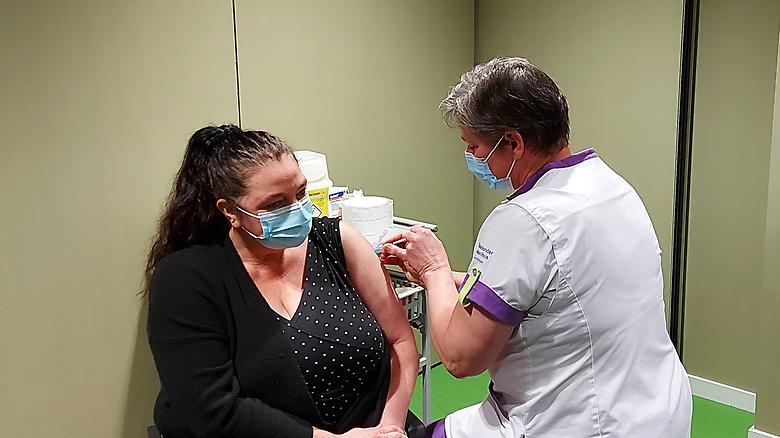  Medewerker van het Ommelander Ziekenhuis Groningen wordt gevaccineerd