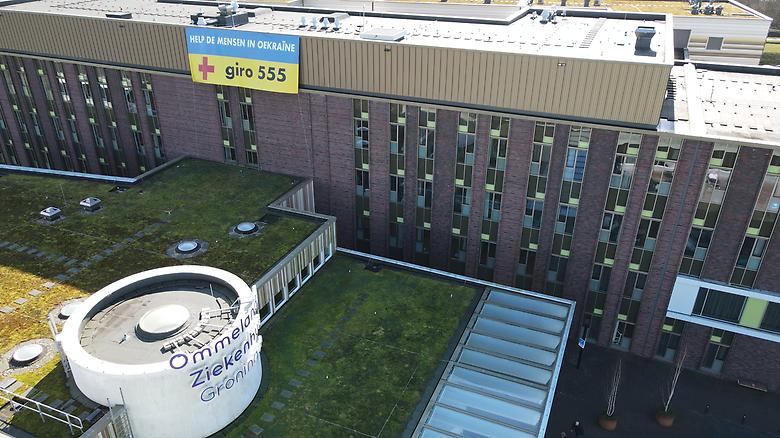  Een Giro 555 spandoek voor Oekraïne op de gevel van het gebouw van het Ommelander Ziekenhuis Groningen