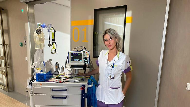  Specialistisch verpleegkundige SEH Almira Latifi staat op de Spoedeisende Hulp van het Ommelander Ziekenhuis Groningen