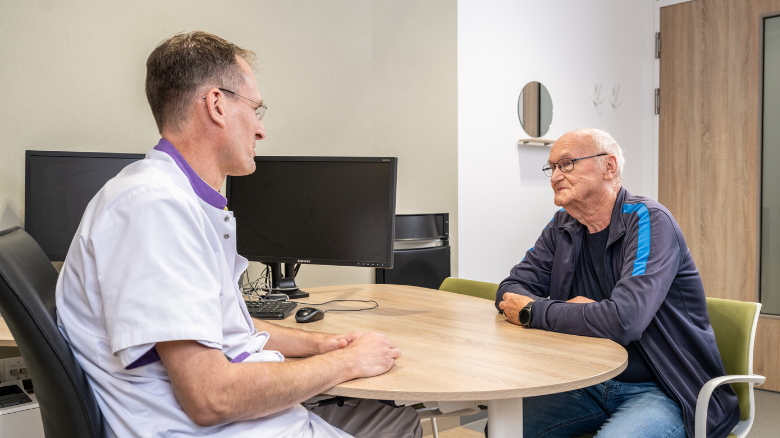 Patiënt zit met zorgverlener in de spreekkamer van het Ommelander Ziekenhuis