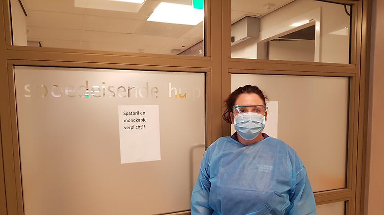  Facilitair medewerker schoonmaak Lucy Koster staat bij de deur van de Spoedeisende Hulp van het Ommelander Ziekenhuis Groningen