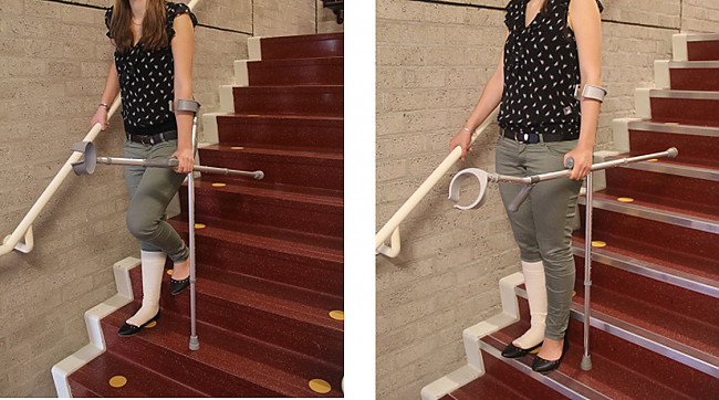 Foto. Op de foto: een vrouw die een trap afloopt met krukken