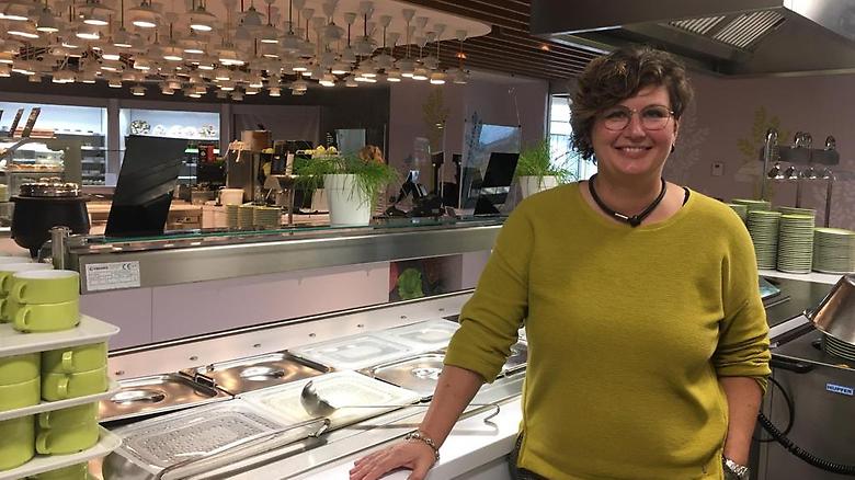  Hoofd Voeding en Klantcontact Linda Bodewes staat in het restaurant van het Ommelander Ziekenhuis Groningen